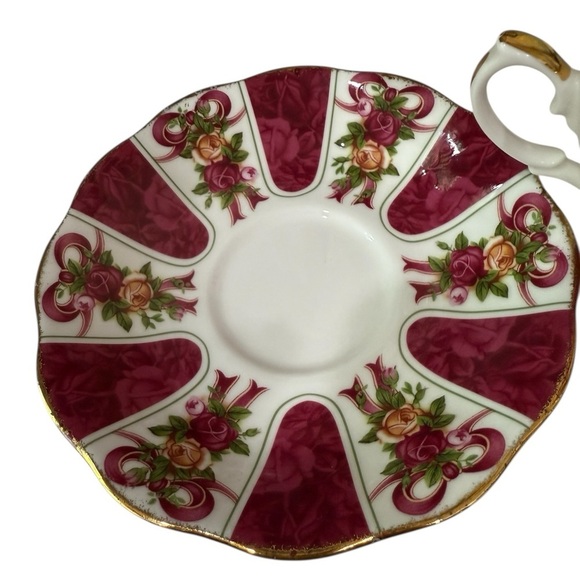 Royal Albert Old Country Roses Ruby Damask 2001 Bone China Teacup and Saucer - Picture 5 of 6